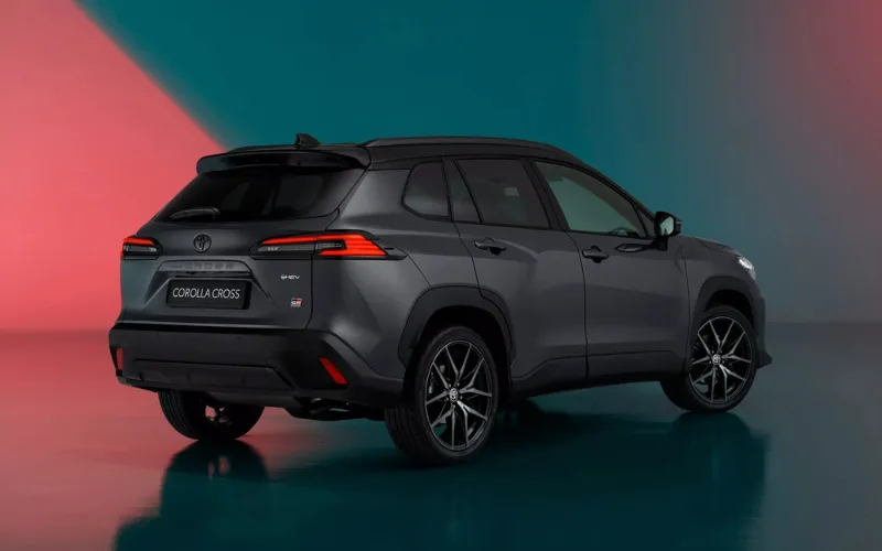 toyota-corolla-cross-2026-4-png Phần đuôi xe cũng được điều chỉnh một cách tinh tế, thể hiện ở thiết kế đèn hậu mới, bao gồm các cánh gió nhỏ được bố trí ở hai góc