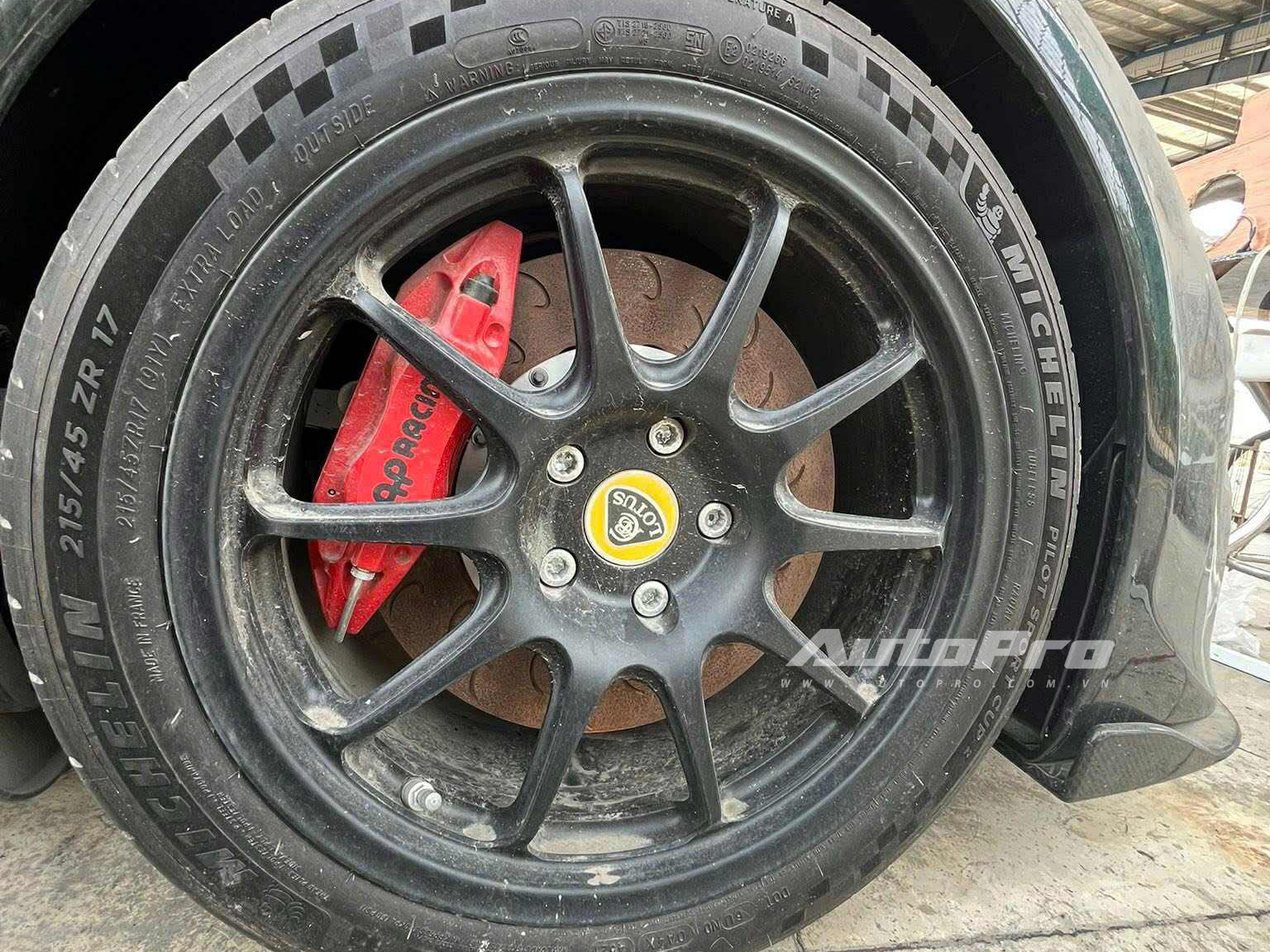 Bộ 3 xe độc trị giá hàng chục tỷ đồng phủ bụi ngoài cảng tại Việt Nam: Range Rover limo dài hơn Transit, có chiếc bản siêu giới hạn- Ảnh 11. Bộ 3 xe độc trị giá hàng chục tỷ đồng phủ bụi ngoài cảng tại Việt Nam: Range Rover limo dài hơn Transit, có chiếc bản siêu giới hạn- Ảnh 11.