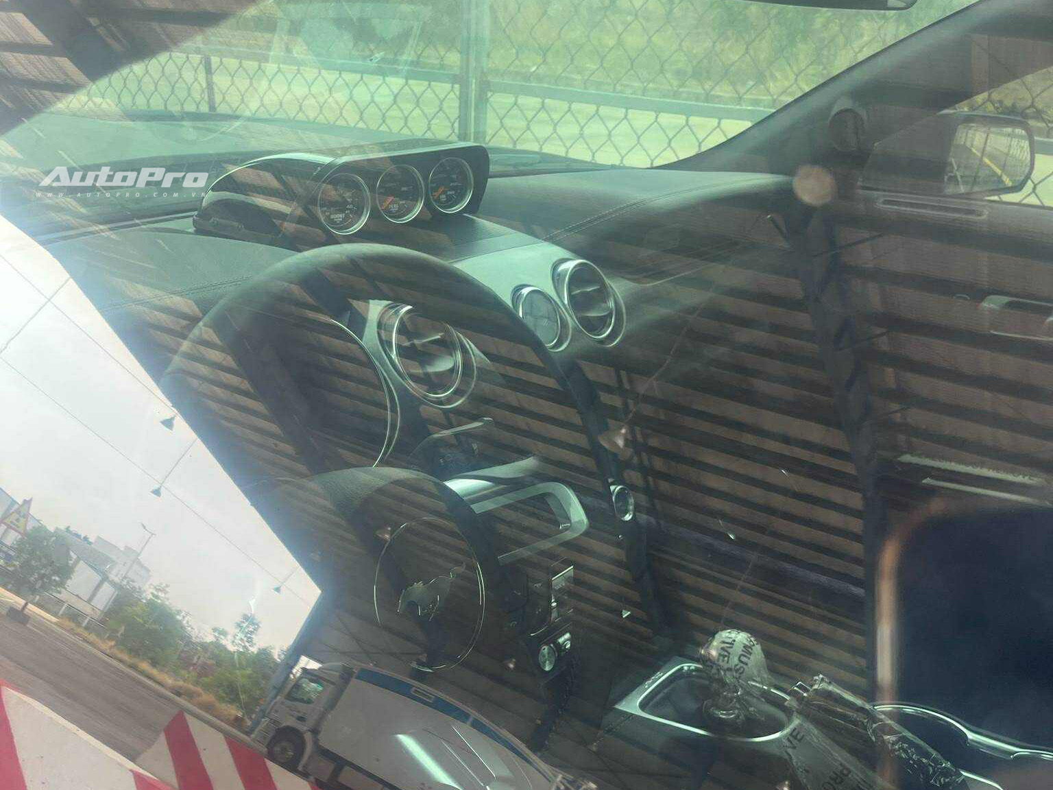 Bộ 3 xe độc trị giá hàng chục tỷ đồng phủ bụi ngoài cảng tại Việt Nam: Range Rover limo dài hơn Transit, có chiếc bản siêu giới hạn- Ảnh 6. Bộ 3 xe độc trị giá hàng chục tỷ đồng phủ bụi ngoài cảng tại Việt Nam: Range Rover limo dài hơn Transit, có chiếc bản siêu giới hạn- Ảnh 6.