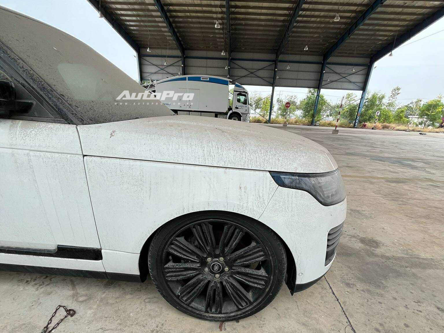 Bộ 3 xe độc trị giá hàng chục tỷ đồng phủ bụi ngoài cảng tại Việt Nam: Range Rover limo dài hơn Transit, có chiếc bản siêu giới hạn- Ảnh 14. Bộ 3 xe độc trị giá hàng chục tỷ đồng phủ bụi ngoài cảng tại Việt Nam: Range Rover limo dài hơn Transit, có chiếc bản siêu giới hạn- Ảnh 14.