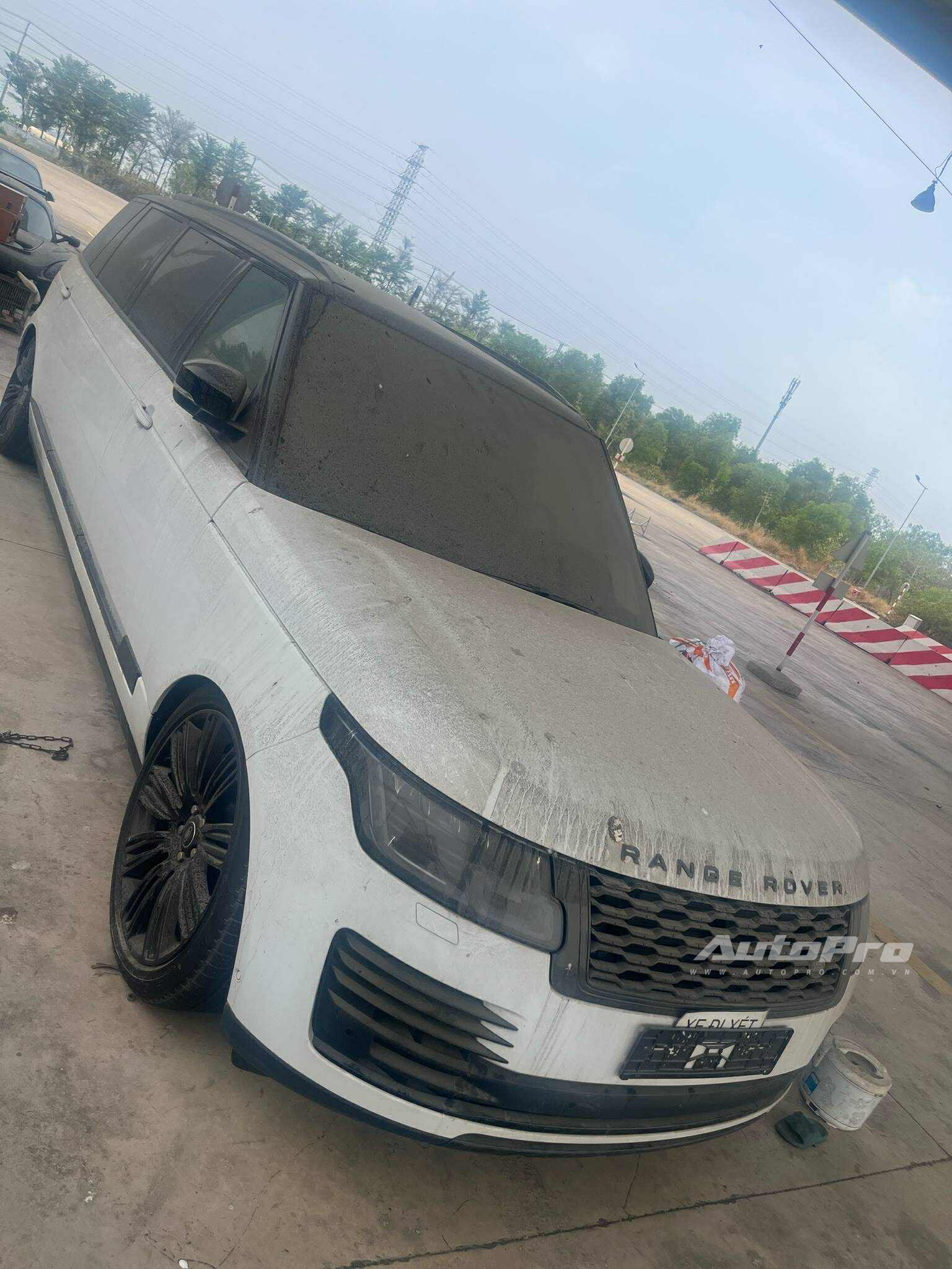 Bộ 3 xe độc trị giá hàng chục tỷ đồng phủ bụi ngoài cảng tại Việt Nam: Range Rover limo dài hơn Transit, có chiếc bản siêu giới hạn- Ảnh 13. Bộ 3 xe độc trị giá hàng chục tỷ đồng phủ bụi ngoài cảng tại Việt Nam: Range Rover limo dài hơn Transit, có chiếc bản siêu giới hạn- Ảnh 13.