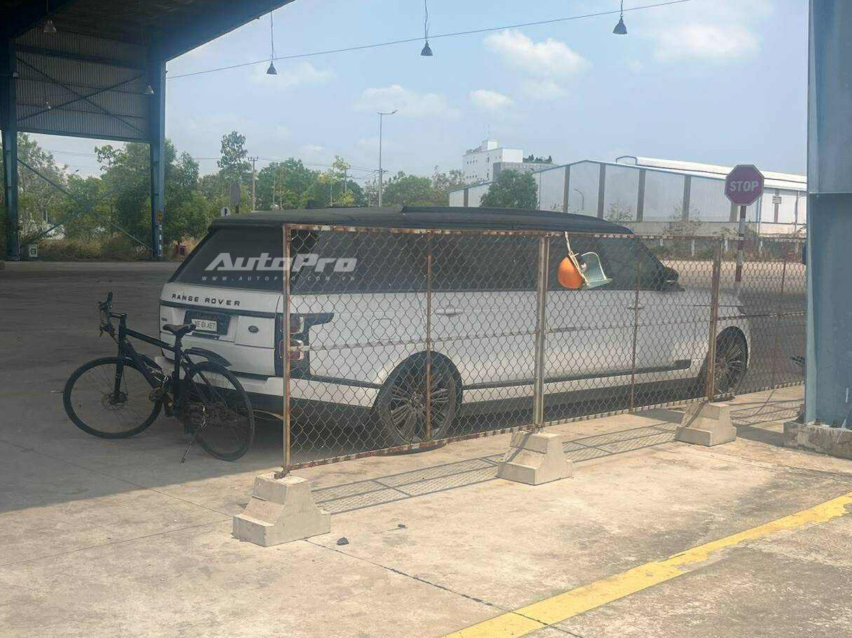 Bộ 3 xe độc trị giá hàng chục tỷ đồng phủ bụi ngoài cảng tại Việt Nam: Range Rover limo dài hơn Transit, có chiếc bản siêu giới hạn- Ảnh 12. Bộ 3 xe độc trị giá hàng chục tỷ đồng phủ bụi ngoài cảng tại Việt Nam: Range Rover limo dài hơn Transit, có chiếc bản siêu giới hạn- Ảnh 12.