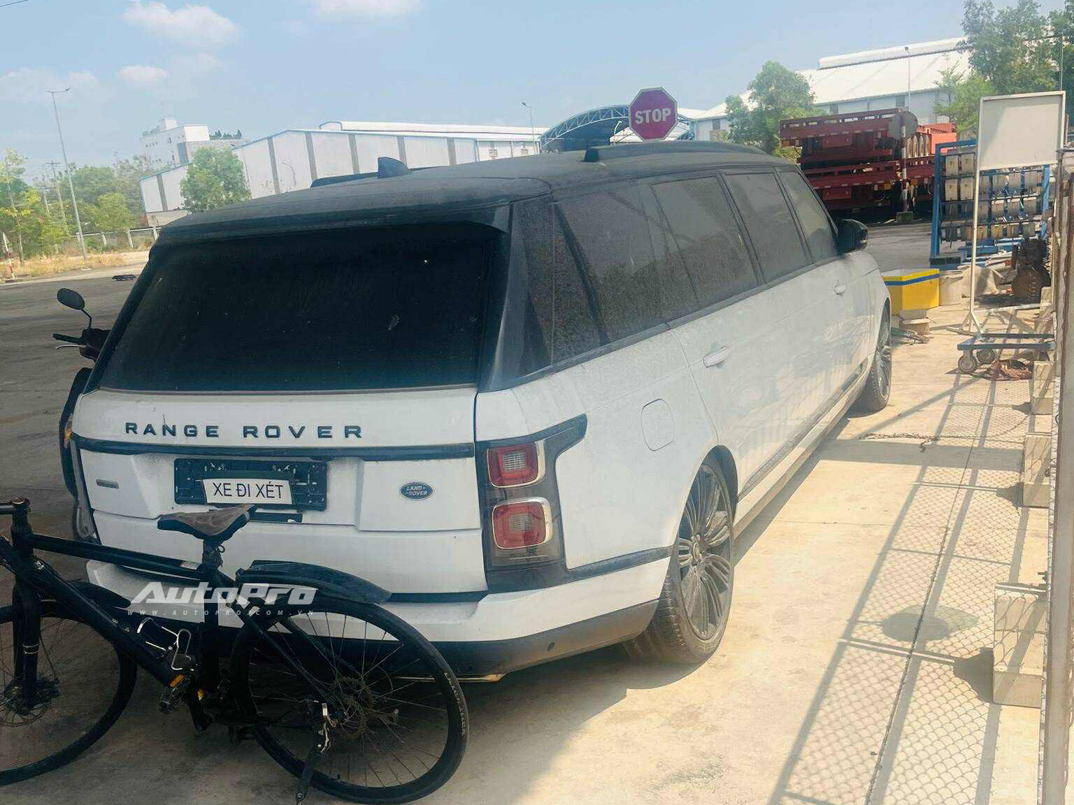 Bộ 3 xe độc trị giá hàng chục tỷ đồng phủ bụi ngoài cảng tại Việt Nam: Range Rover limo dài hơn Transit, có chiếc bản siêu giới hạn- Ảnh 16. Bộ 3 xe độc trị giá hàng chục tỷ đồng phủ bụi ngoài cảng tại Việt Nam: Range Rover limo dài hơn Transit, có chiếc bản siêu giới hạn- Ảnh 16.