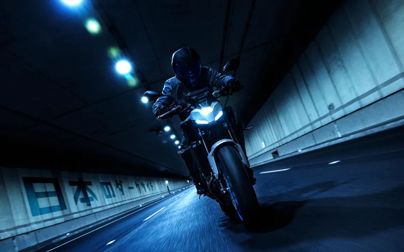 yamaha-mt-07-15-png Ở góc nhìn trực diện, Yamaha MT-07 mang đến phần đèn xe hiện đại hơn với đèn pha dạng LED thanh mảnh