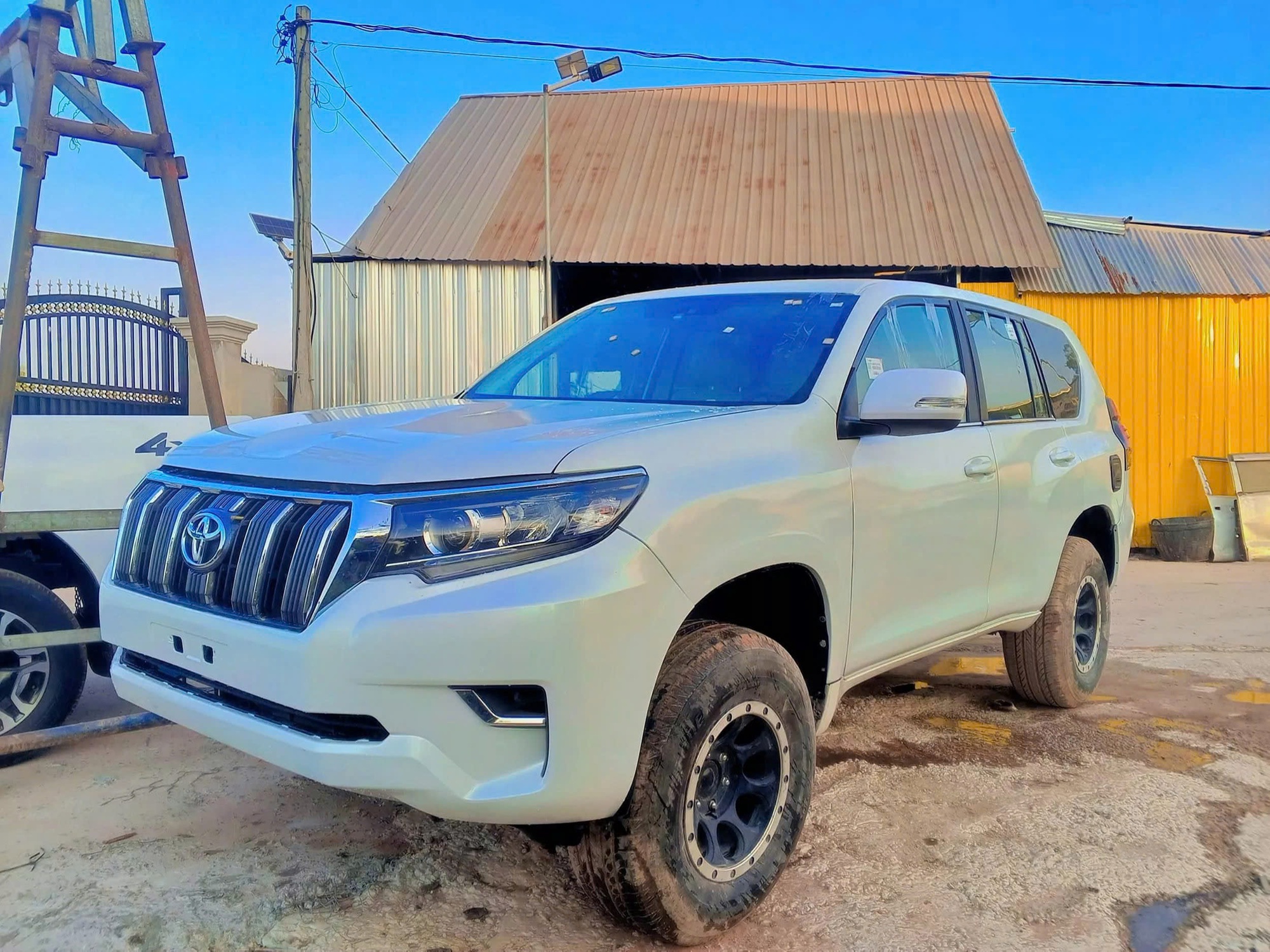 Đây là cách 'hồi sinh' Toyota Land Cruiser Prado 27 năm tuổi mà không ai nhận ra- Ảnh 2. Đây là cách 'hồi sinh' Toyota Land Cruiser Prado 27 năm tuổi mà không ai nhận ra- Ảnh 2.