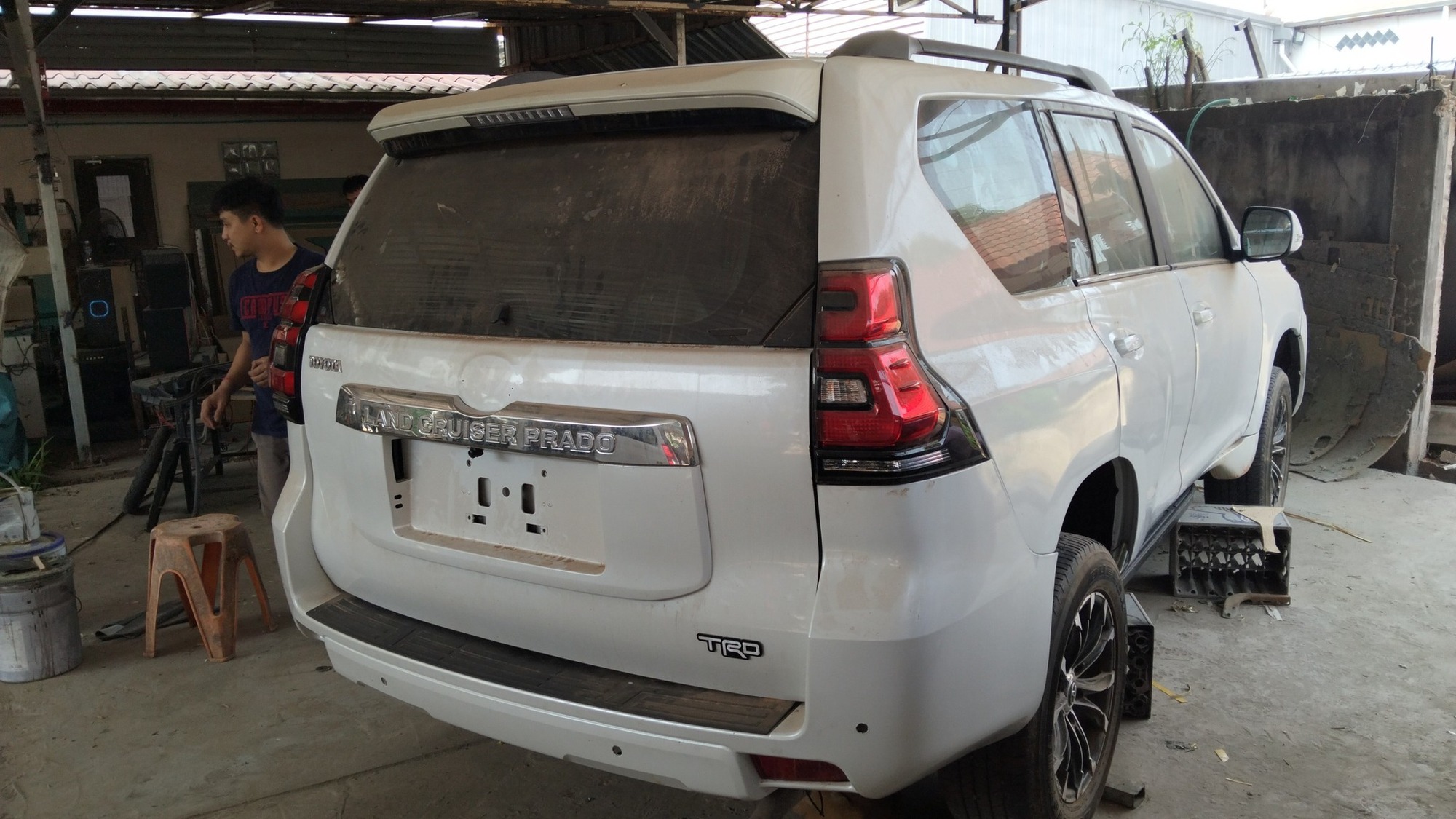 Đây là cách 'hồi sinh' Toyota Land Cruiser Prado 27 năm tuổi mà không ai nhận ra- Ảnh 15. Đây là cách 'hồi sinh' Toyota Land Cruiser Prado 27 năm tuổi mà không ai nhận ra- Ảnh 15.