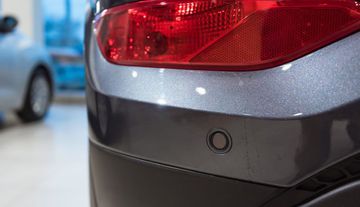 adding-parking-sensors-3-165550 Cảm biến lùi đang dần trở thành trang bị theo tiêu chuẩn trên nhiều mẫu ô tô.