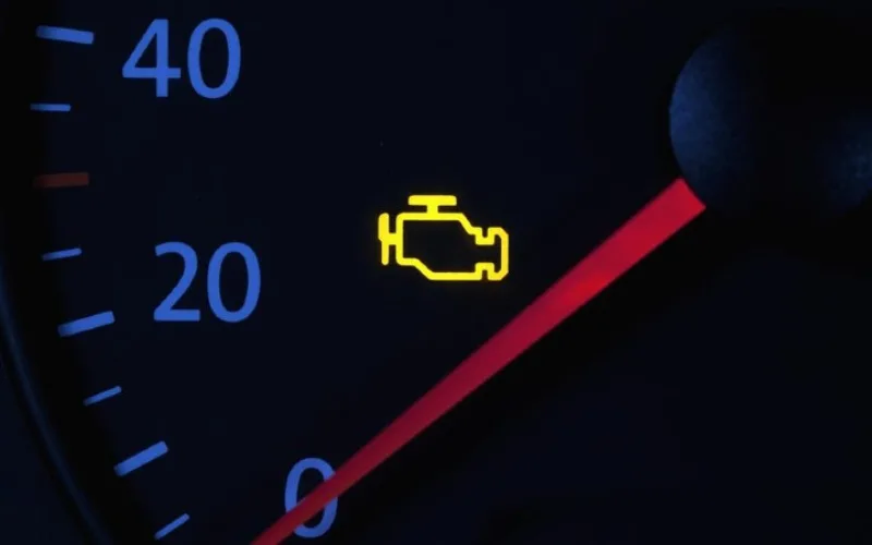 cac-loai-den-canh-bao-o-to-bi-hong-tren-taplo-ma-tai-xe-can-chu-y-3-png Đèn cảnh báo động cơ (Check Engine)