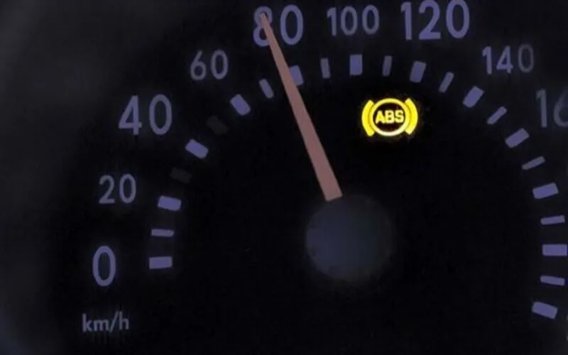 cac-loai-den-canh-bao-o-to-bi-hong-tren-taplo-ma-tai-xe-can-chu-y-8-png Đèn cảnh báo phanh ABS (ABS - Anti-lock Braking System)