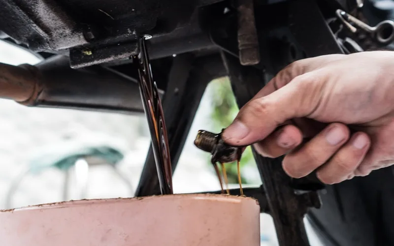 mot-so-rui-ro-khi-thay-nhot-xe-may-tai-cac-tiem-rua-xe-2-png Rủi ro từ dầu nhớt giả, kém chất lượng