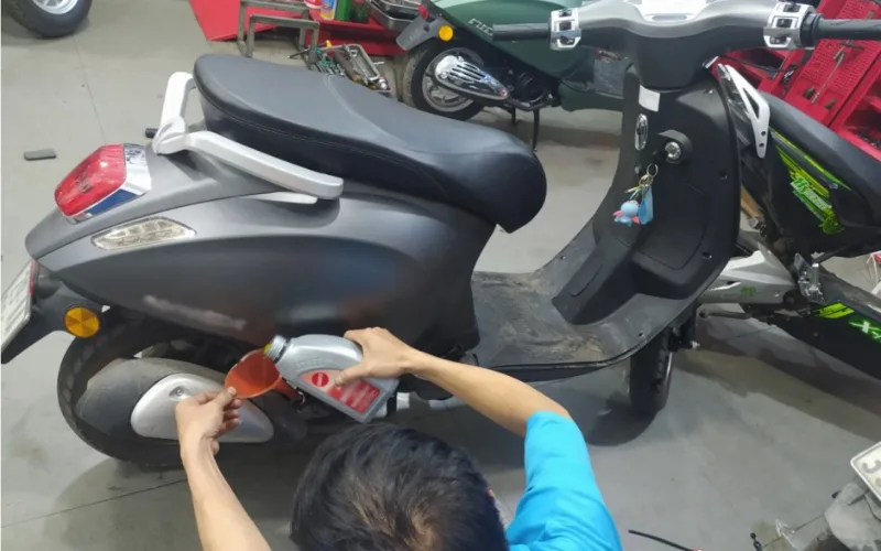 mot-so-rui-ro-khi-thay-nhot-xe-may-tai-cac-tiem-rua-xe-3-png Tác động xấu đến hiệu suất động cơ