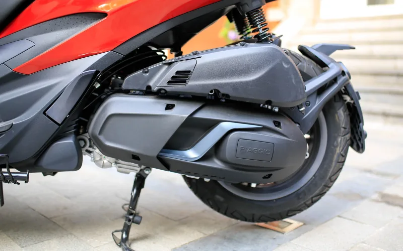 piaggio-beverly-14-png Piaggio Beverly 2025 được trang bị động cơ xăng 4 kỳ, 4 van với dung tích lên đến 400cc giúp sản sinh công suất cực đại 35 mã lực