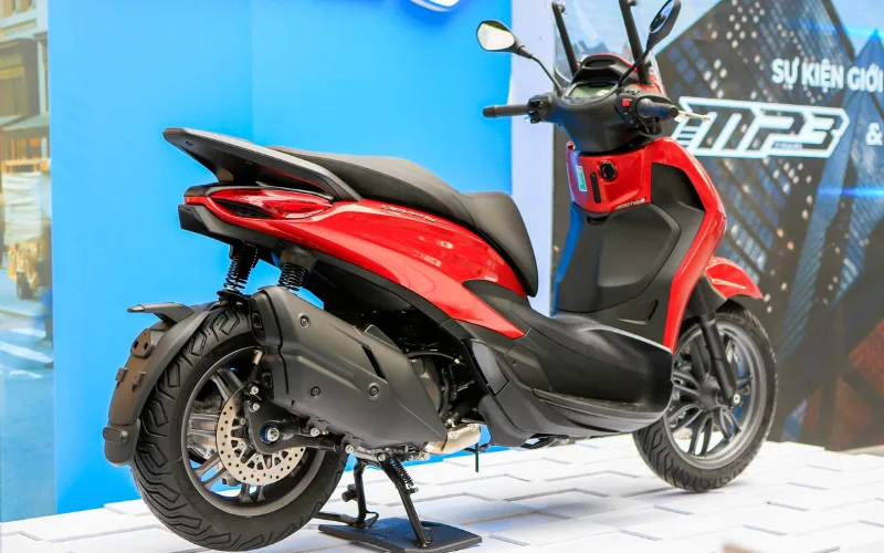 piaggio-beverly-5-png Piaggio Beverly S 400 HPE mang đến cho người tiêu dùng bốn tùy chọn màu sắc: cam, bạc, đen bóng và đen nhám