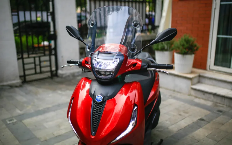 piaggio-beverly-6-png Thiết kế phần đầu xe nhận được nhiều phản hồi tích cực từ giới chuyên môn, nhờ vào sự hiện đại trong cách tạo hình