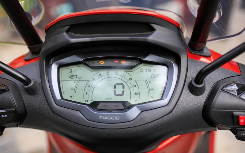 piaggio-beverly-7-png Piaggio Beverly 2025 được trang bị loại màn hình LCD đơn sắc kích thước 5,5 inch