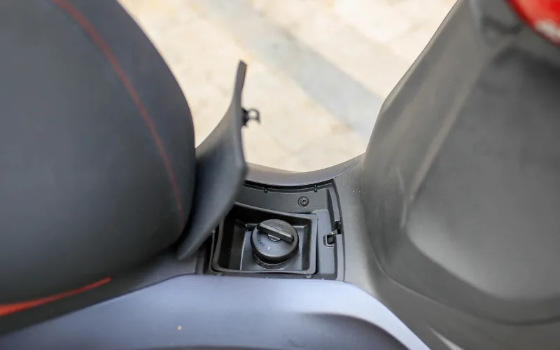 piaggio-beverly-9-png Về các tính năng an toàn, Beverly S 400 được trang bị hệ thống phanh ABS 2 kênh, giúp người lái kiểm soát tốt hơn trong các tình huống phanh gấp,...