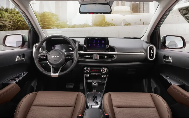 so-sanh-xe-hyundai-i10-kia-morning-va-toyota-wigo-5-png Về tiện nghi, KIA Morning được trang bị màn hình cảm ứng 8 inch hỗ trợ Apple CarPlay và Android Auto, điều hòa tự động, hệ thống âm thanh 6 loa