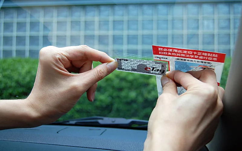 so-sanh-xe-vinfast-ec-van-va-suzuki-blind-van-1-png Lỗi không dán thẻ thu phí tự động (thẻ đầu cuối) nhưng vẫn đi vào làn ETC