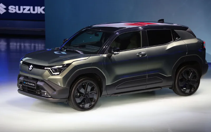 suzuki-e-vitara-6-png Thân xe Suzuki e Vitara 2025 duy trì phong cách thể thao với các đường gân dập nổi phô trương cơ bắp chạy dọc từ đầu tới đuôi