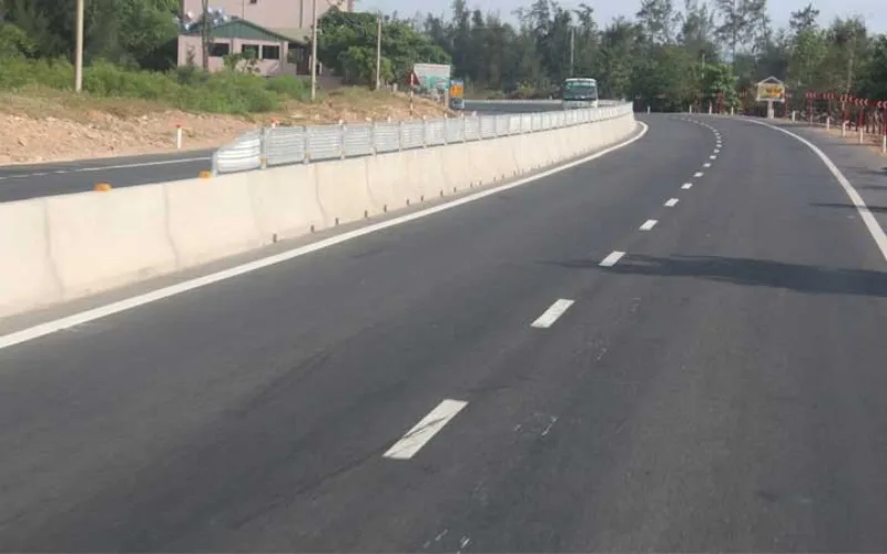 vach-trang-la-duong-1-chieu-hay-2-chieu-3-png Vạch kẻ đường được thiết kế trên đường nhằm mục đích thay thế CSGT điều tiết phương tiện tham gia giao thông