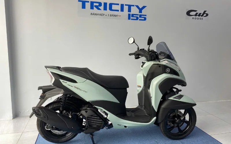 yamaha-triciti-155-4-png Kiểu thiết kế này giúp Tricity 155 cải thiện đáng kể sự ổn định và độ bám đường, đặc biệt hữu ích khi di chuyển trên các bề mặt đường không bằng phẳng