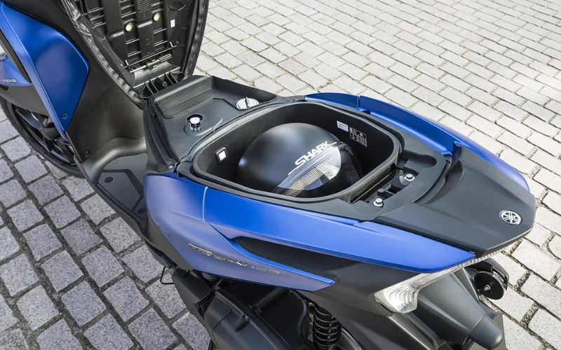 yamaha-triciti-155-8-png Dưới yên xe là cốp có dung tích 23,5 lít