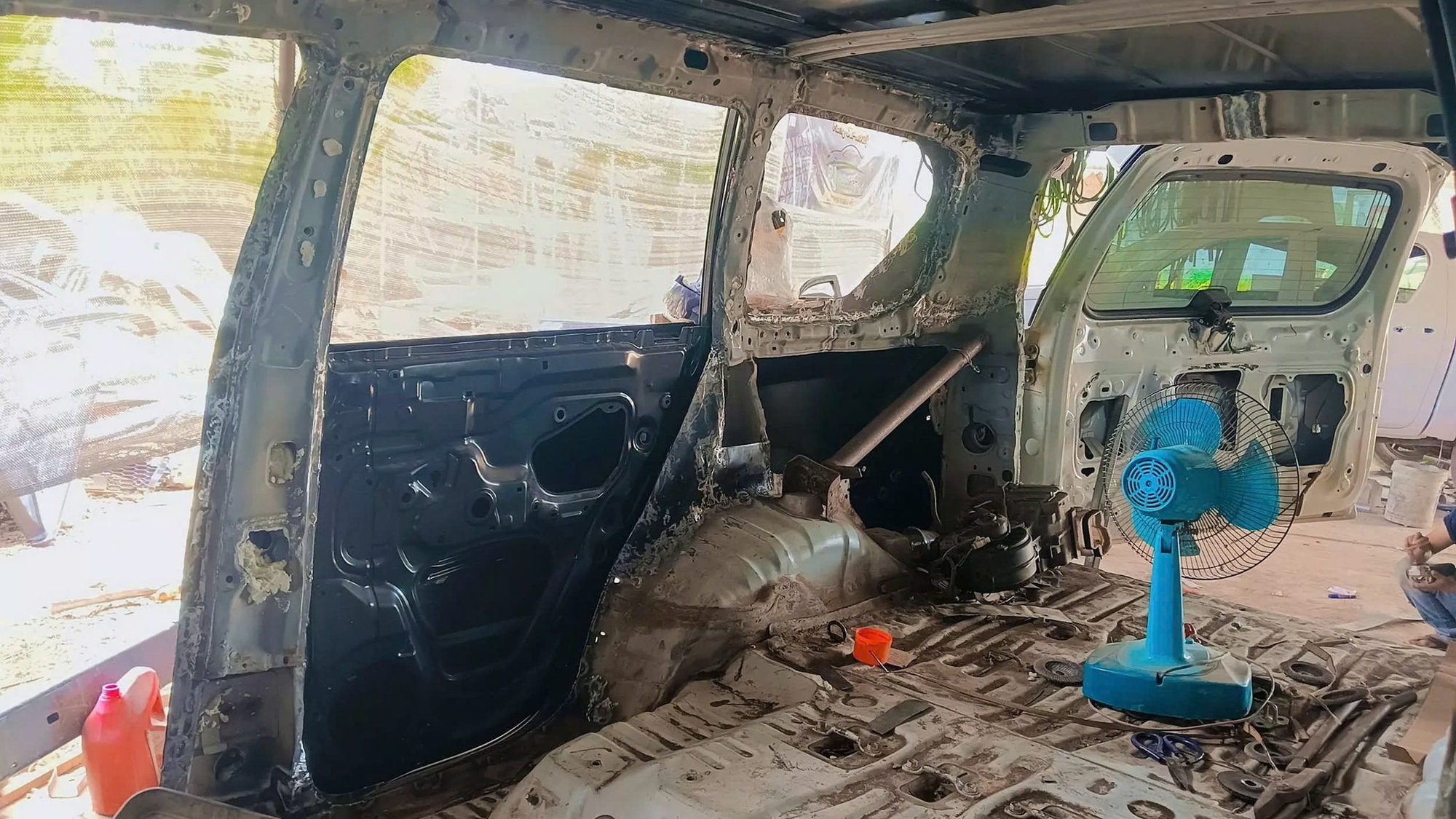 Đây là cách 'hồi sinh' Toyota Land Cruiser Prado 27 năm tuổi mà không ai nhận ra- Ảnh 8. Đây là cách 'hồi sinh' Toyota Land Cruiser Prado 27 năm tuổi mà không ai nhận ra- Ảnh 8.