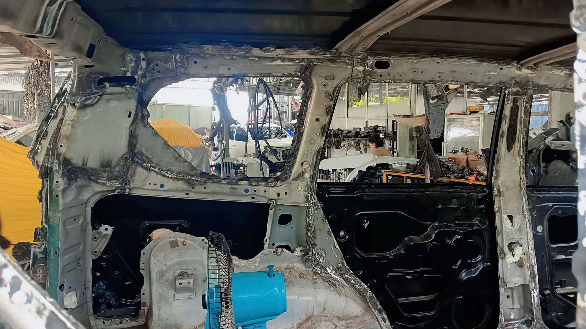 Đây là cách 'hồi sinh' Toyota Land Cruiser Prado 27 năm tuổi mà không ai nhận ra- Ảnh 7. Đây là cách 'hồi sinh' Toyota Land Cruiser Prado 27 năm tuổi mà không ai nhận ra- Ảnh 7.