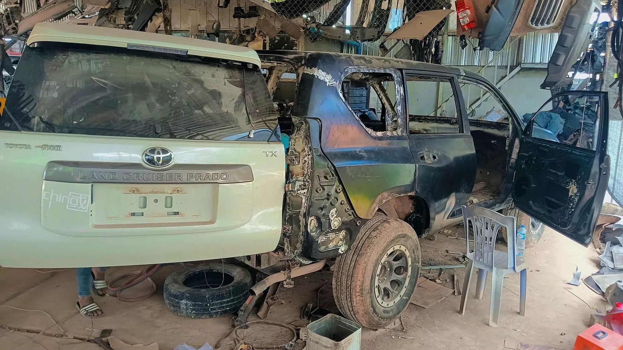 Đây là cách 'hồi sinh' Toyota Land Cruiser Prado 27 năm tuổi mà không ai nhận ra- Ảnh 11. Đây là cách 'hồi sinh' Toyota Land Cruiser Prado 27 năm tuổi mà không ai nhận ra- Ảnh 11.