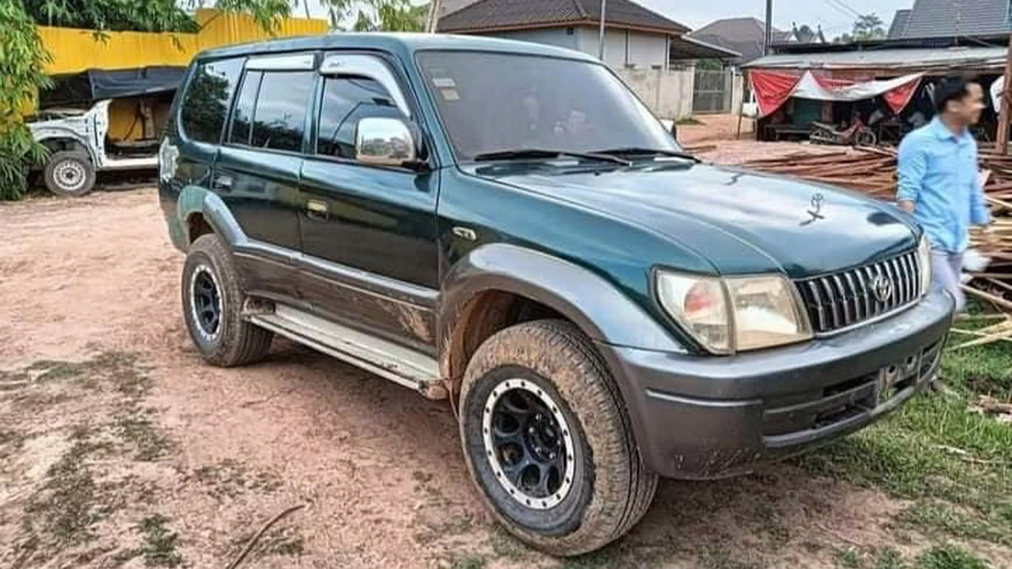 Đây là cách 'hồi sinh' Toyota Land Cruiser Prado 27 năm tuổi mà không ai nhận ra- Ảnh 3. Đây là cách 'hồi sinh' Toyota Land Cruiser Prado 27 năm tuổi mà không ai nhận ra- Ảnh 3.