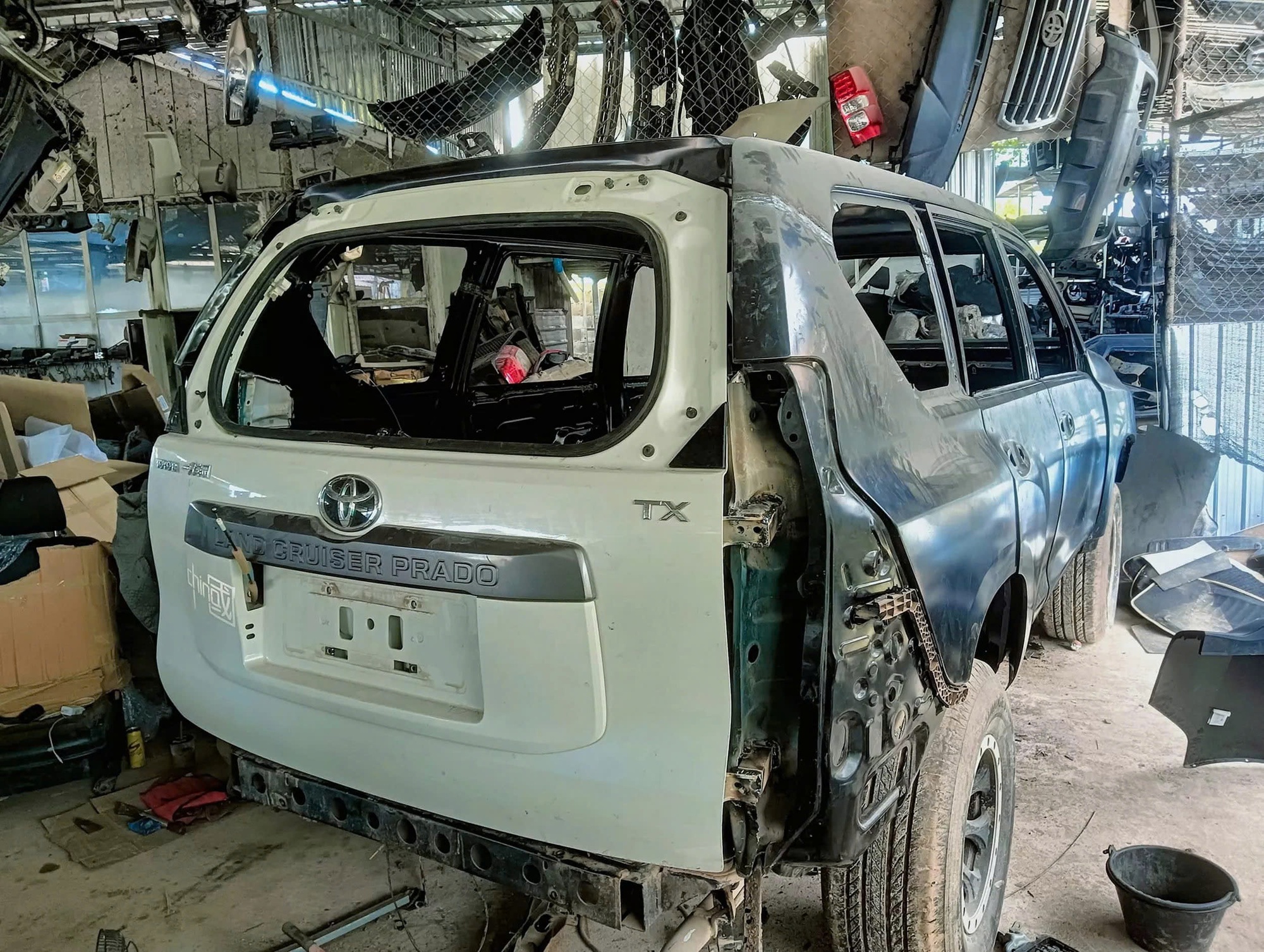Đây là cách 'hồi sinh' Toyota Land Cruiser Prado 27 năm tuổi mà không ai nhận ra- Ảnh 9. Đây là cách 'hồi sinh' Toyota Land Cruiser Prado 27 năm tuổi mà không ai nhận ra- Ảnh 9.