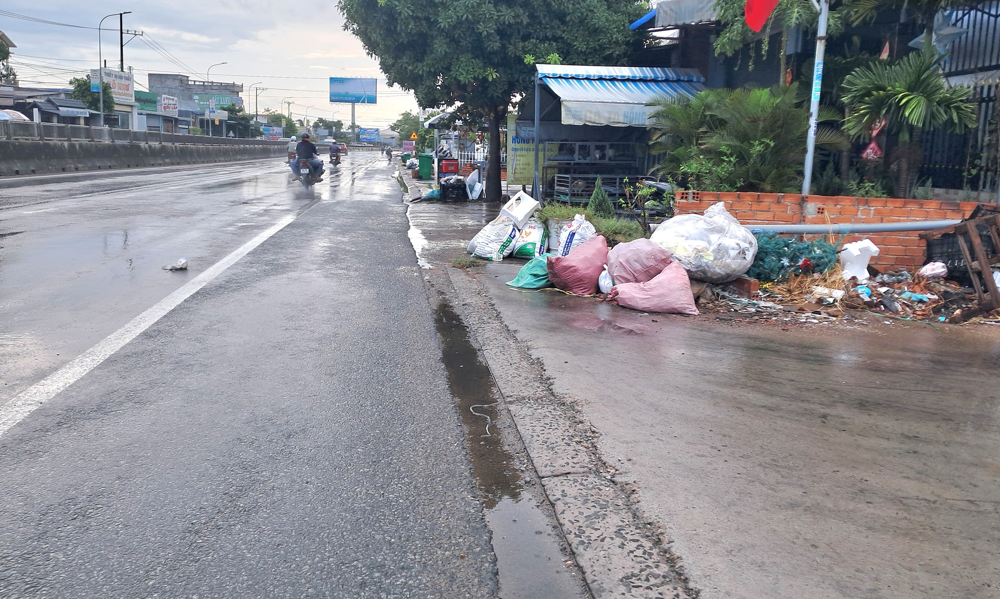 Dân khốn khổ vì rác, xe thu gom bận... đăng kiểm!- Ảnh 1. Dân khốn khổ vì rác, xe thu gom bận... đăng kiểm!- Ảnh 1.