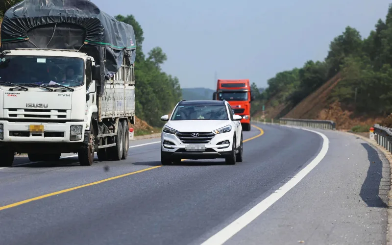 huong-dan-vuot-xe-an-toan-cho-o-to-4-png Đọc phản ứng và hành vi của tài xế khác