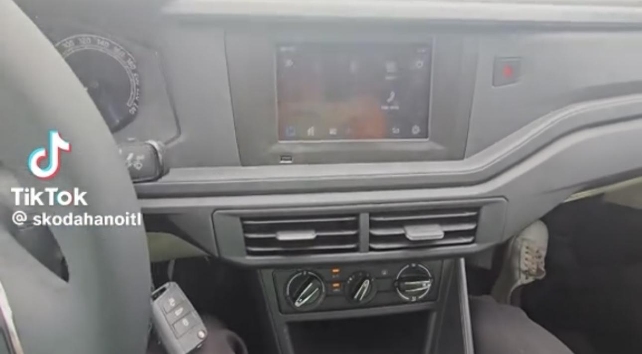 Lộ nội thất 2 bản Skoda Slavia tại Việt Nam: Bản cao có màn lớn, bản thấp toàn 'chỉnh cơm', có số sàn, giá có thể dưới 500 triệu đồng- Ảnh 7. Lộ nội thất 2 bản Skoda Slavia tại Việt Nam: Bản cao có màn lớn, bản thấp toàn 'chỉnh cơm', có số sàn, giá có thể dưới 500 triệu đồng- Ảnh 7.