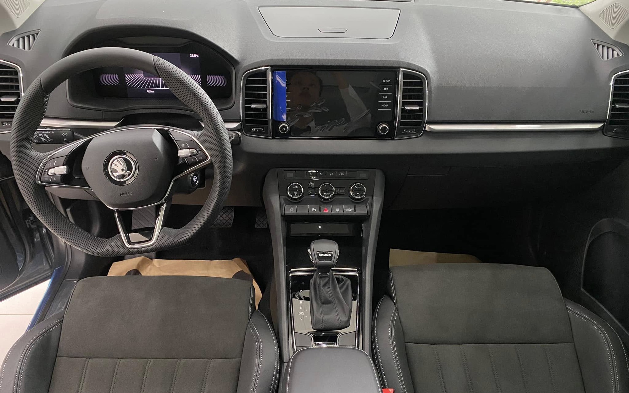 Skoda Karoq giảm giá kỷ lục còn 749 đồng triệu tại đại lý, rẻ hơn Yaris Cross, người mua phải đánh đổi một điều- Ảnh 6. Skoda Karoq giảm giá kỷ lục còn 749 đồng triệu tại đại lý, rẻ hơn Yaris Cross, người mua phải đánh đổi một điều- Ảnh 6.