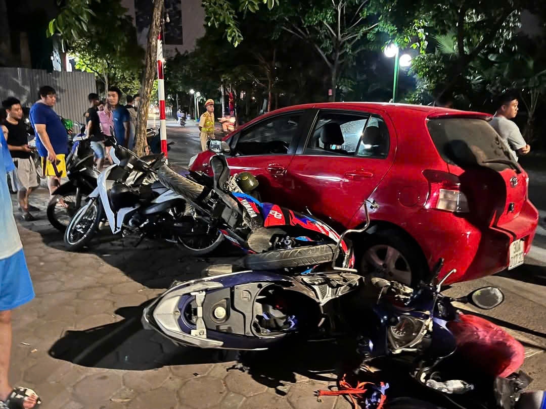Ô tô con đâm liên hoàn hàng loạt xe máy ở đường Kim Giang, Hà Nội- Ảnh 2. Ô tô con đâm liên hoàn hàng loạt xe máy ở đường Kim Giang, Hà Nội- Ảnh 2.