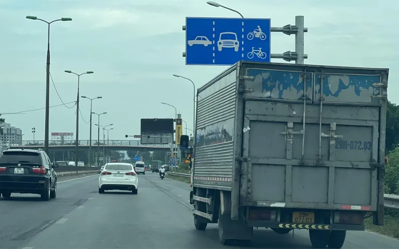 phan-biet-bien-bao-phan-lan-o-to-quay-ngang-va-quay-doc-3-png Mức phạt khi đi sai làn đường