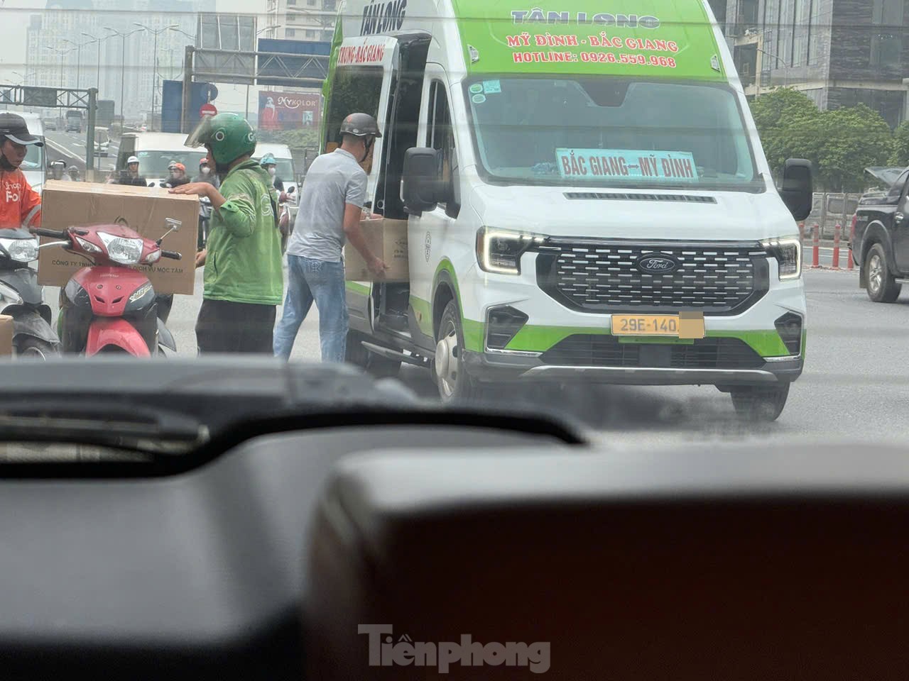 CSGT Hà Nội dùng camera chuyên dụng ghi hình xử lý loạt xe khách vi phạm- Ảnh 3. CSGT Hà Nội dùng camera chuyên dụng ghi hình xử lý loạt xe khách vi phạm- Ảnh 3.
