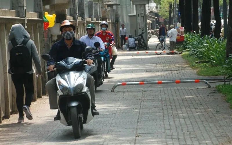 xe-may-thuong-bi-phat-nguoi-vi-loi-gi-3-png Đi xe máy trên vỉa hè