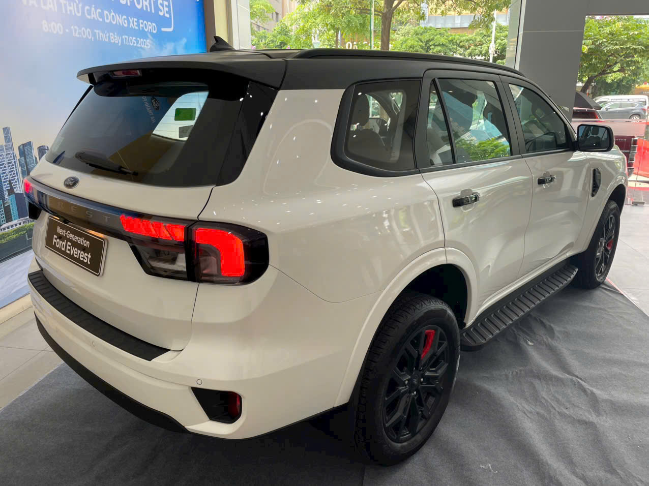 Ảnh thực tế Ford Everest Sport bản đặc biệt gần 1,2 tỷ đồng tại đại lý: Thêm 21 triệu đồng đổi lấy màu sơn kiểu mới, mâm xe giống Ranger Stormtrak- Ảnh 5. Ảnh thực tế Ford Everest Sport bản đặc biệt gần 1,2 tỷ đồng tại đại lý: Thêm 21 triệu đồng đổi lấy màu sơn kiểu mới, mâm xe giống Ranger Stormtrak- Ảnh 5.
