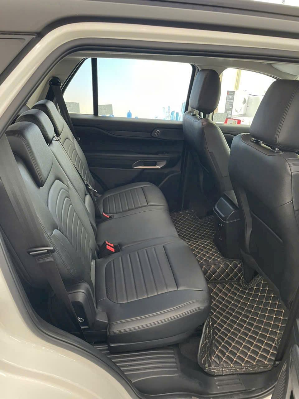 Ảnh thực tế Ford Everest Sport bản đặc biệt gần 1,2 tỷ đồng tại đại lý: Thêm 21 triệu đồng đổi lấy màu sơn kiểu mới, mâm xe giống Ranger Stormtrak- Ảnh 9. Ảnh thực tế Ford Everest Sport bản đặc biệt gần 1,2 tỷ đồng tại đại lý: Thêm 21 triệu đồng đổi lấy màu sơn kiểu mới, mâm xe giống Ranger Stormtrak- Ảnh 9.