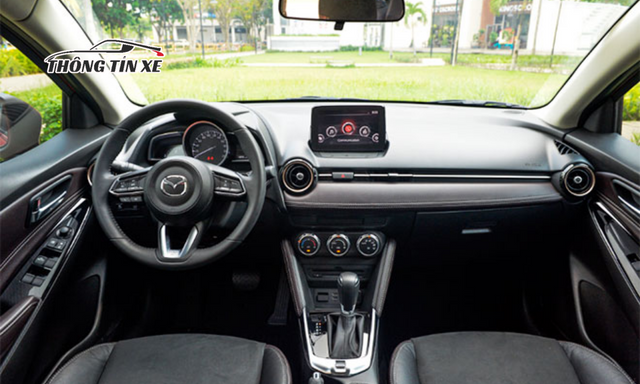 Nội thất trên Mazda 2 được đánh giá cao về thẩm mỹ và độ rộng rãi trên xe nhờ sở hữu trục cơ sở dài 2570mm