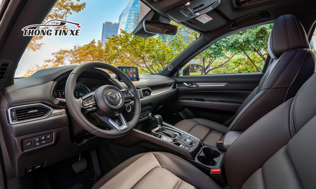 Nội thất của CX-5 được thiết kế 5 chỗ ngồi và Mazda thiết kế chủ yếu tập trung vào sự tiện nghi và không gian nội thất trên chiếc xe này