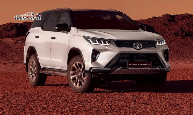 Toyota Fortuner màu trắng