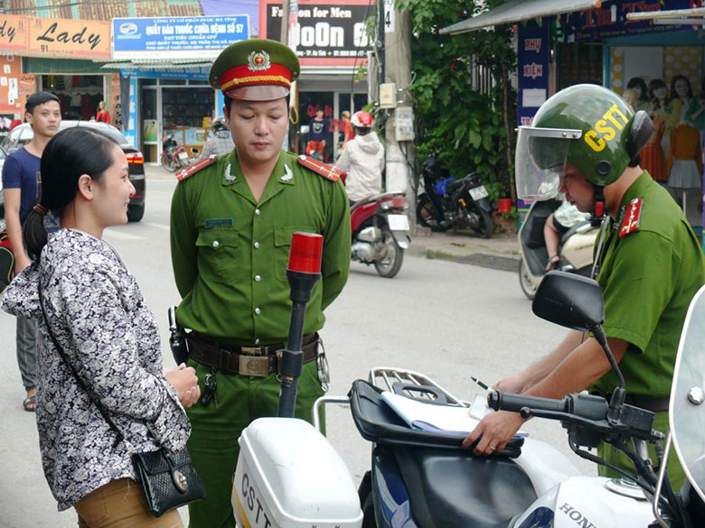 Theo Nghị định 100: Cảnh sát trật tự được xử phạt những lỗi nào? Có được lập chốt không?