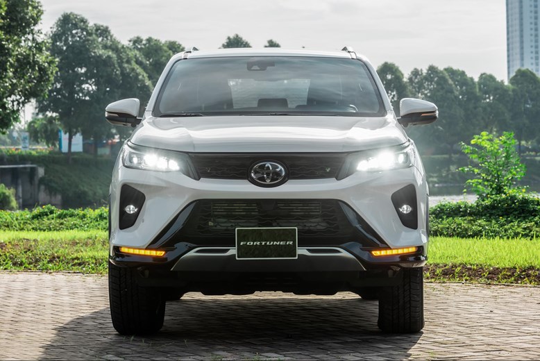 Đánh giá xe Toyota Fortuner máy xăng (nhập khẩu): Giá bán và thông số