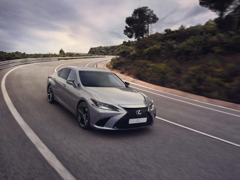 Lexus ES 2023 ra mắt nhiều trang bị tính năng mới cùng theo dõi