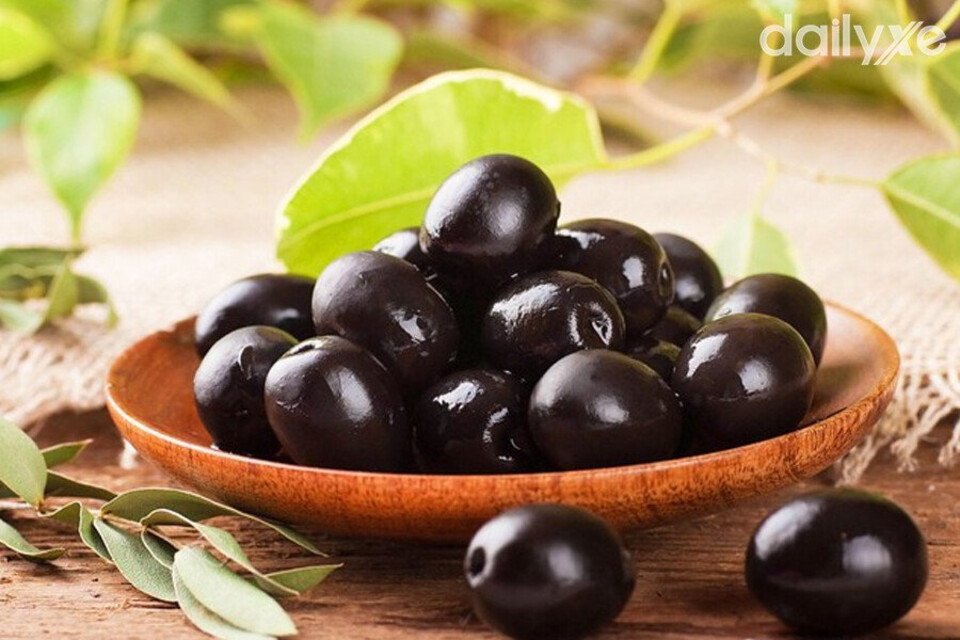 Dùng vài quả olive giảm cảm giác say xe