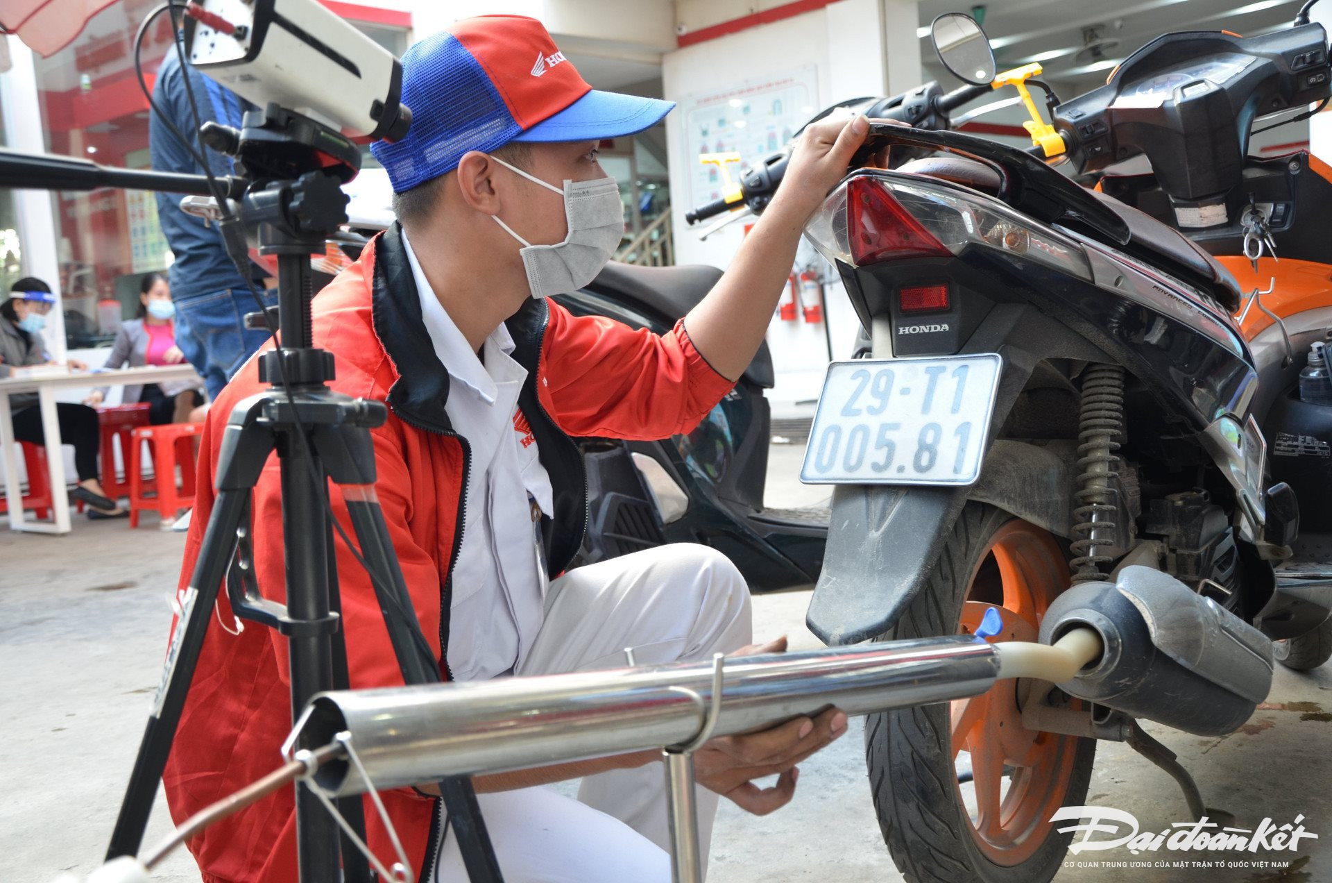 Quy định mới bắt buộc từ 1/1/2025 khiến hàng triệu xe máy phải xếp hàng: Cơ sở nào được phép kiểm định?- Ảnh 1. Quy định mới bắt buộc từ 1/1/2025 khiến hàng triệu xe máy phải xếp hàng: Cơ sở nào được phép kiểm định?- Ảnh 1.